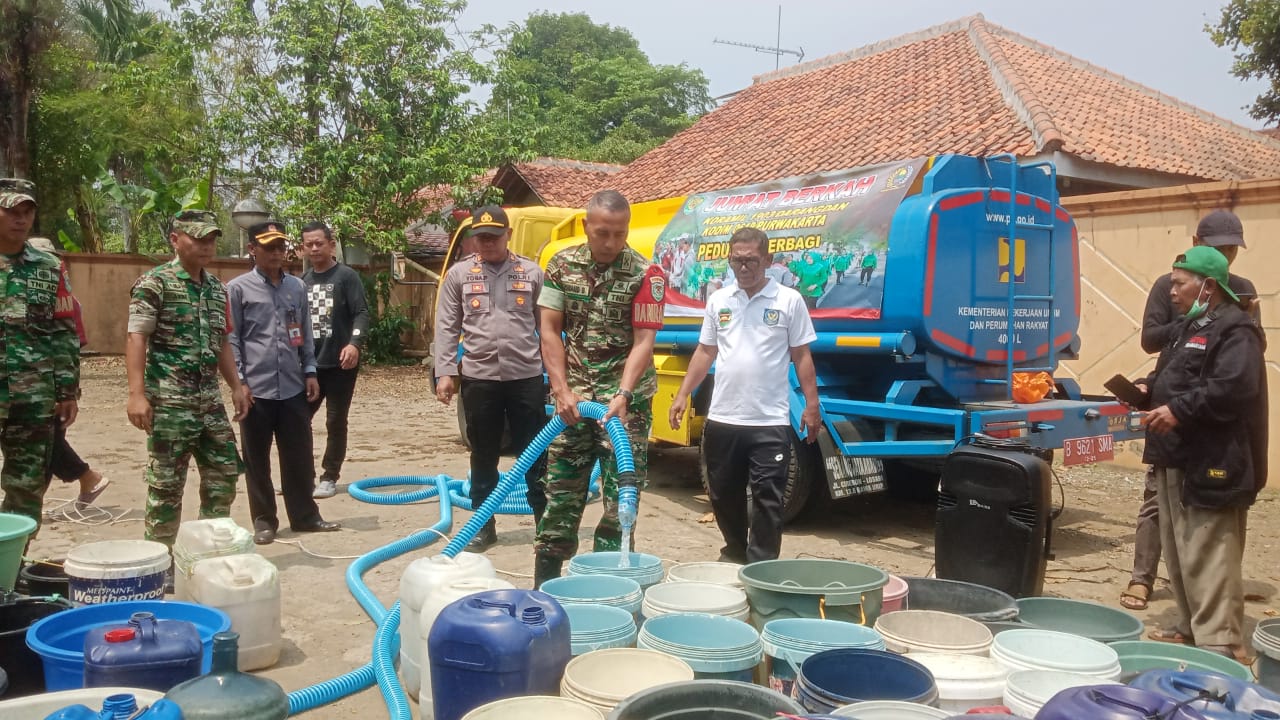 Kodim 0619/Purwakarta Salurkan Bantuan Air Bersih untuk Warga Desa Gununghejo yang Alami Kekeringan